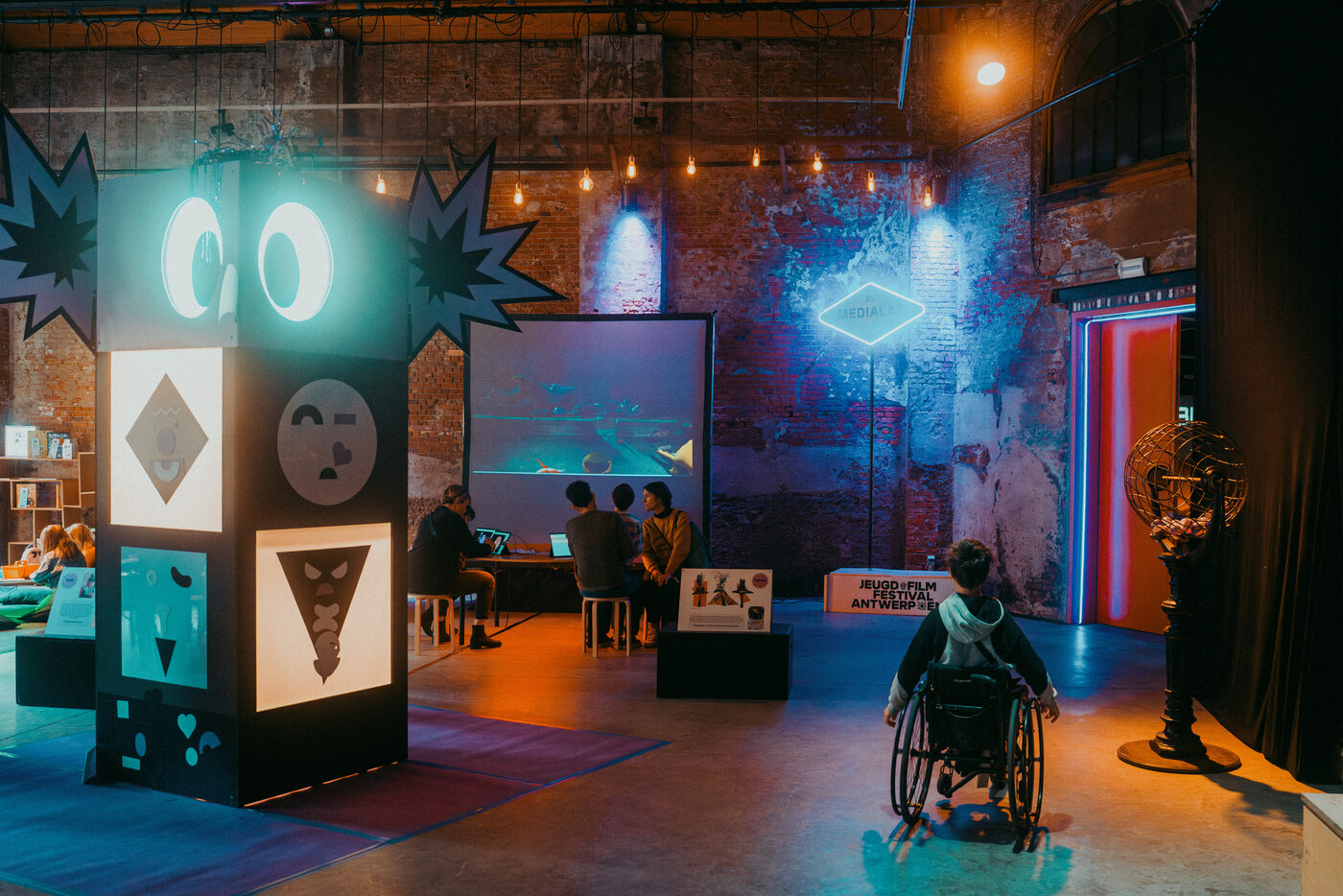 kind in rolstoel in het XL-medialab