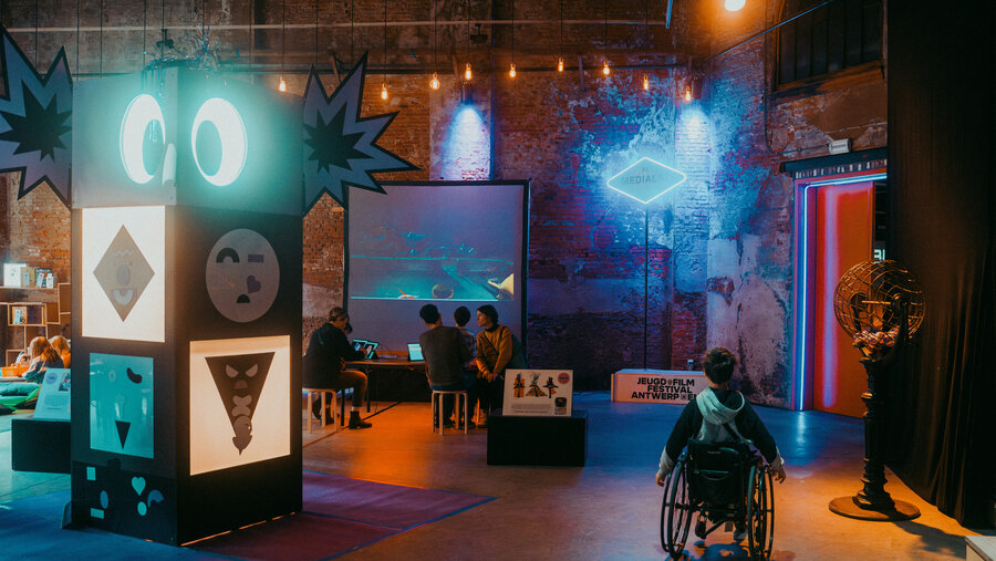 kind in rolstoel in het XL-medialab